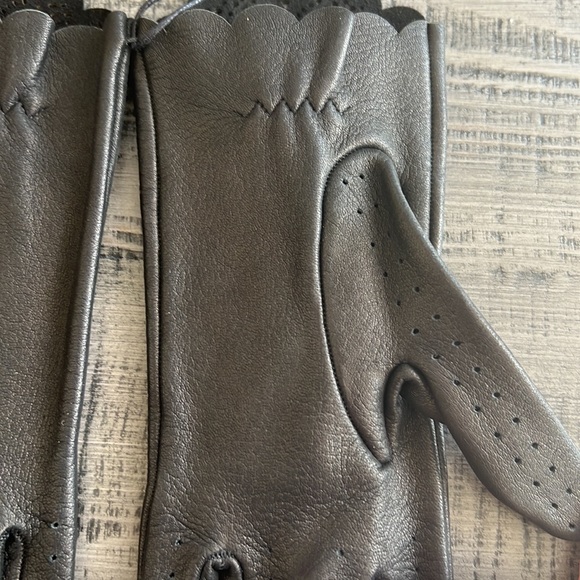 Burberry Leather Primrose gloves - Picture 17 of 17